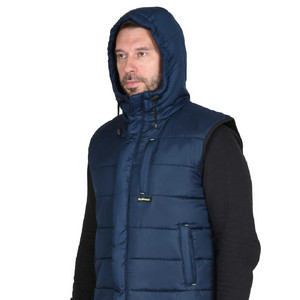 изображение жилета утепленного на мужчине с одетым капюшоном