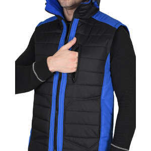 изображение жилета чёрного цвета с капюшоном на мужчине вид спереди