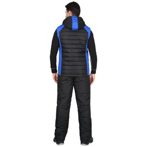 изображение жилета чёрного цвета с капюшоном на мужчине вид сзади 